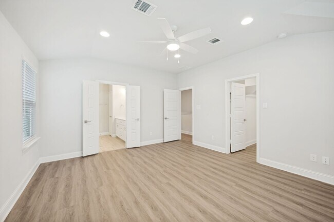 Building Photo - Modern 3 Bedroom, 2.5 Bath Townhome in a Gated Community for Lease!