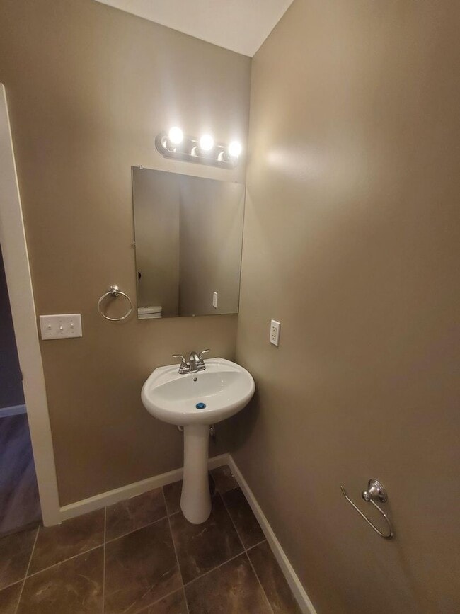 Building Photo - Single family home Recently renovated, mov...