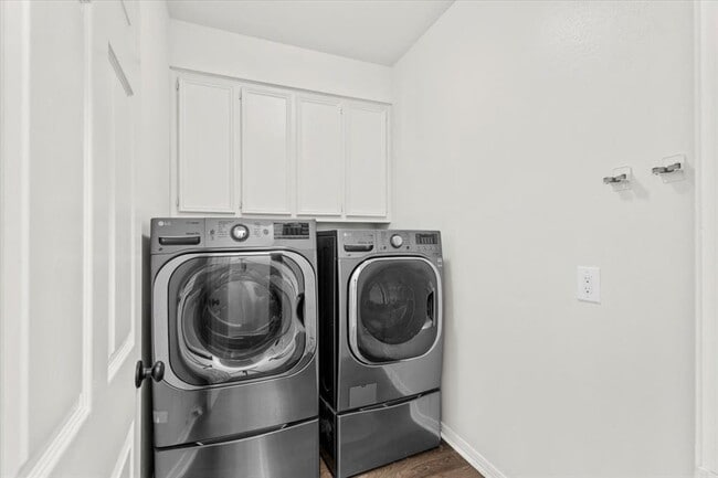 Building Photo - 10116 Pinehurst Dr