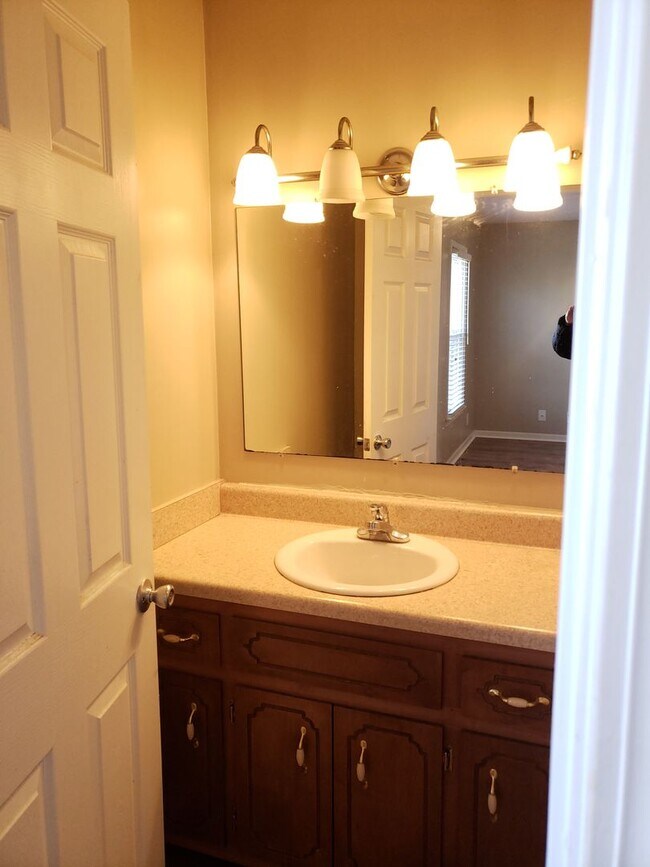 Building Photo - Coming in Feb! 3 Bed/2 Bath, Close to Post!