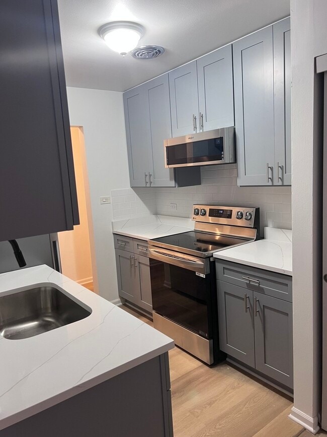 Building Photo - 7120 N Sheridan Rd