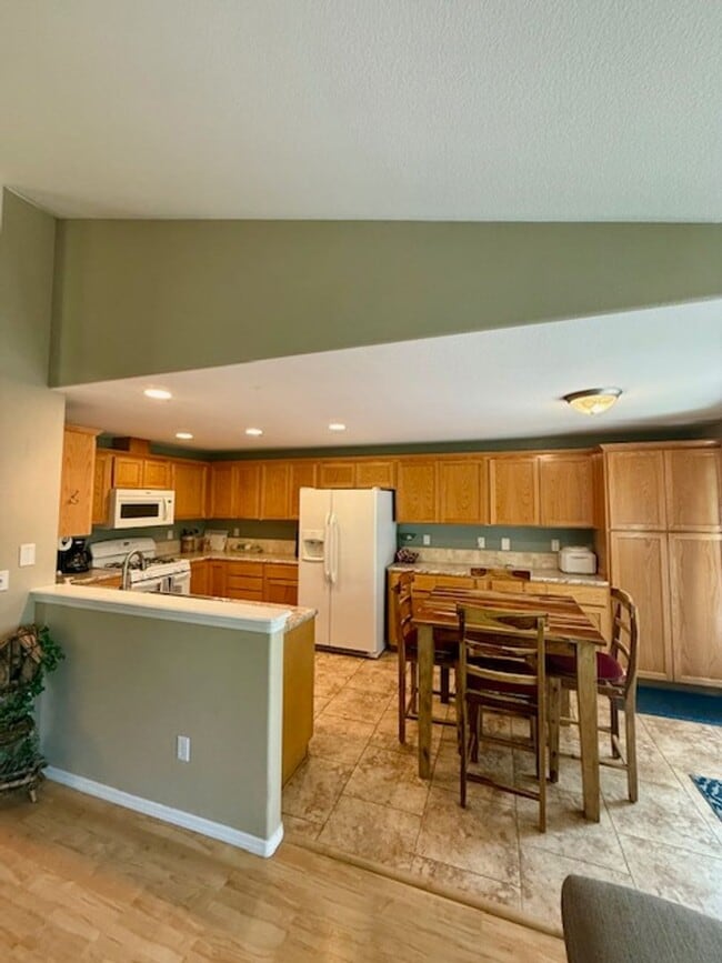 Building Photo - Lovely 3 Bedroom Single Level home with St...