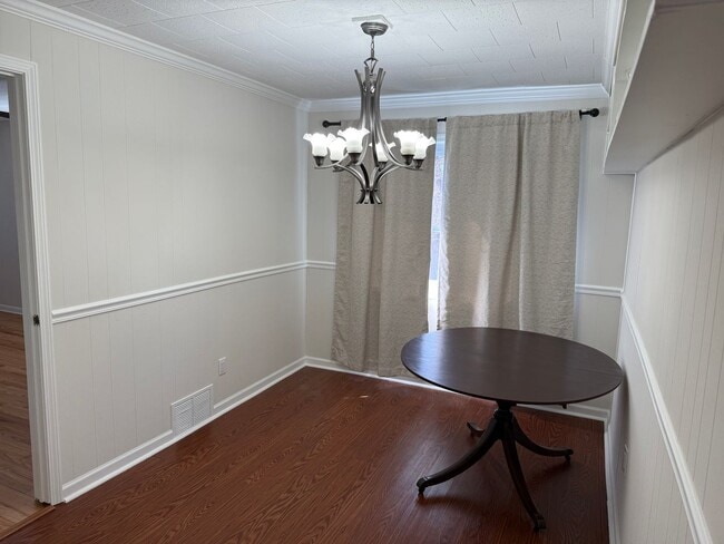 Building Photo - 3 bedroom 1 bath ranch style home