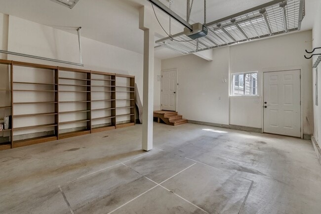 Building Photo - Must see! Spacious 3bd 2bath Ready for Imm...