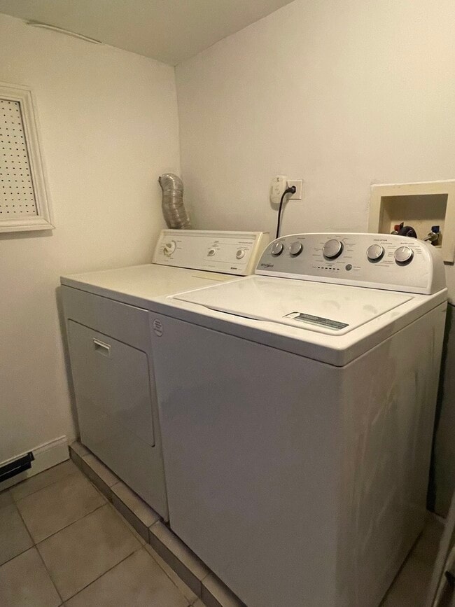 Building Photo - 7659 W Sunset Dr