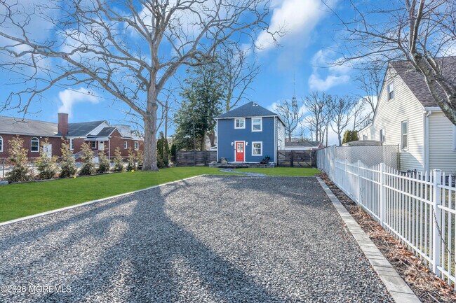 Building Photo - 709 17th Ave
