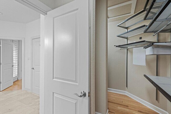 Building Photo - 6533 E Hill Dr