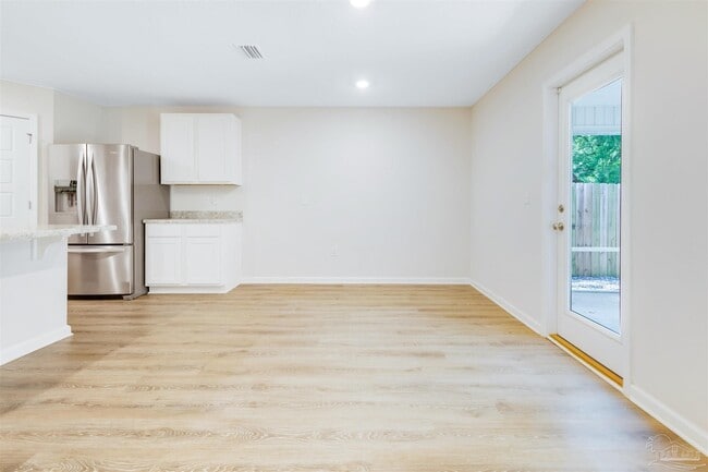 Building Photo - 975 Lovebird Ct