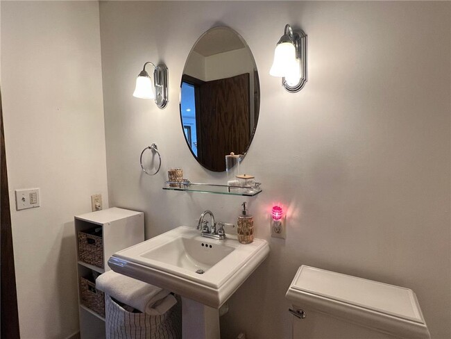 Building Photo - 520 Lake Summit Ct