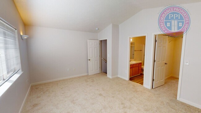 Building Photo - Two Level Cascadia Village Home- Great Flo...