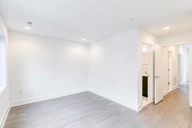 Building Photo - Northern Liberties Townhome with Garage