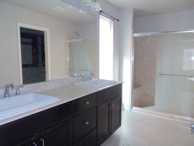 Building Photo - Modern Tri-Level Home with Spacious Layout & Ideal Location