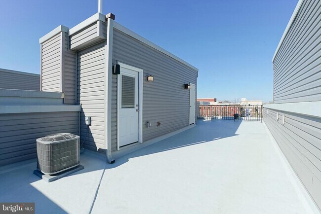 Building Photo - 1630 Cambridge St