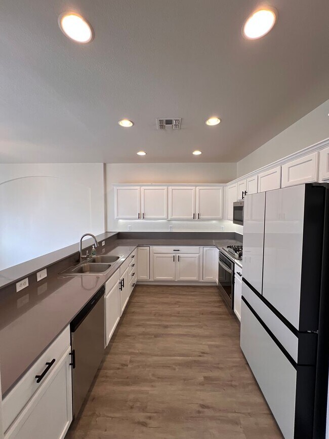 Building Photo - Summerlin Condo - Gated - Community Pool 1 Car Garage