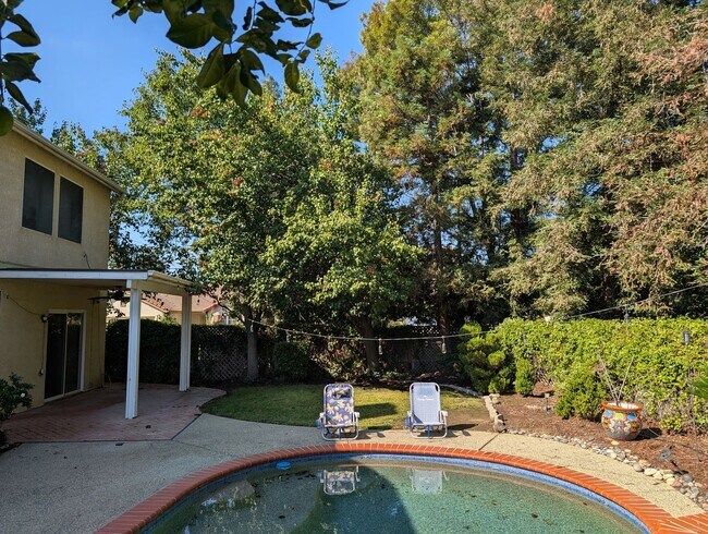 Building Photo - Nice and modern home with upgraded amenities, a wonderful floor plan, master suite, nice backyard...