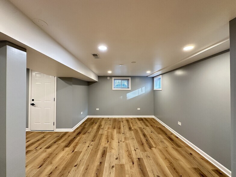 Building Photo - 2039 W 23rd St