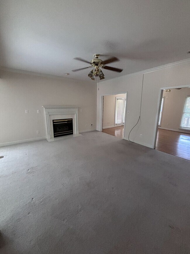 Building Photo - 2 Bed 2 Bath House for rent in time for the school year.
