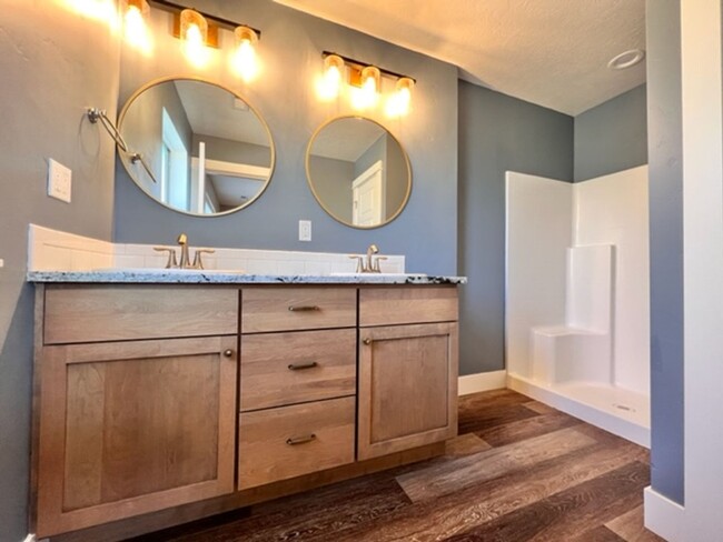 Building Photo - Beautiful Townhouse!