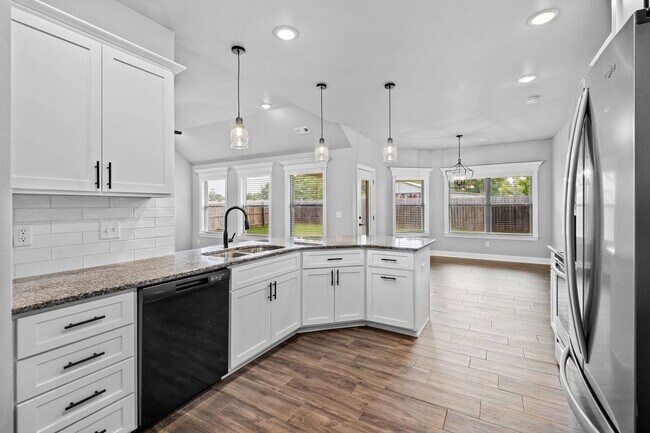 Building Photo - Spacious 4-Bedroom Home with Open Layout, ...
