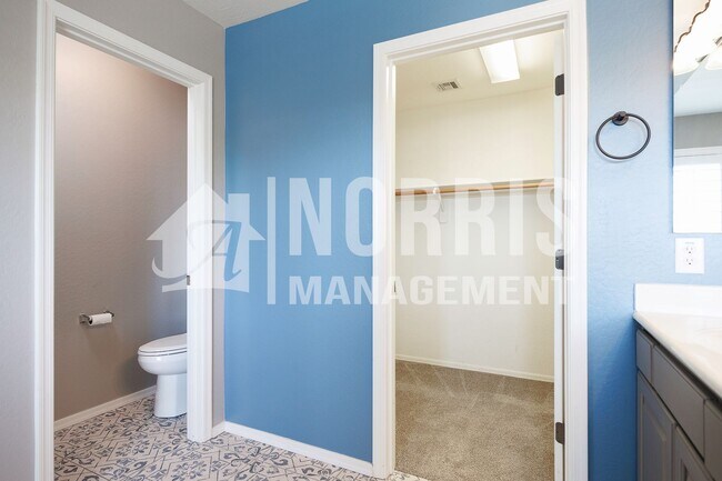 Building Photo - Beautiful Two-Story Home Located in Missio...