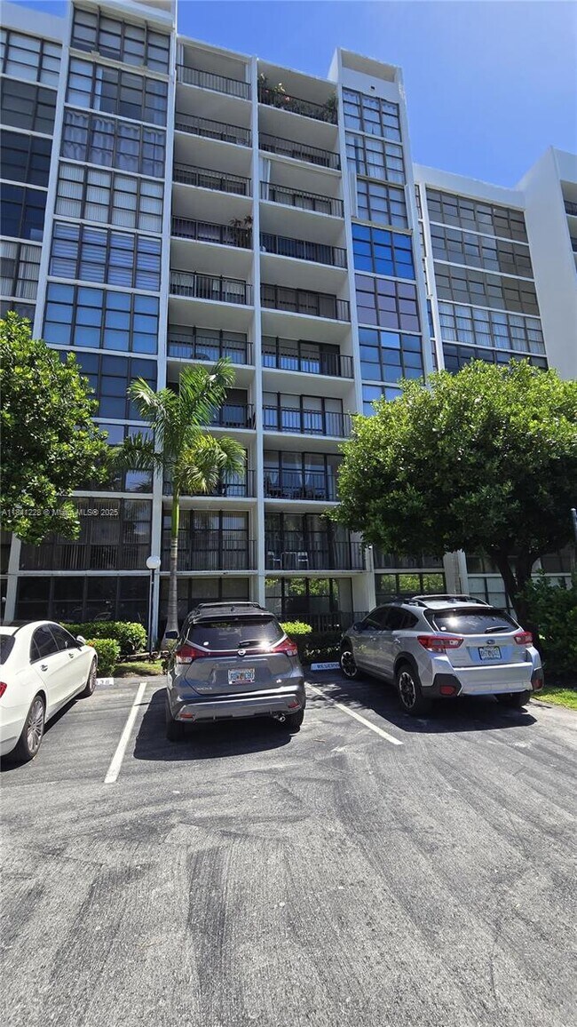 Building Photo - 1000 Parkview Dr