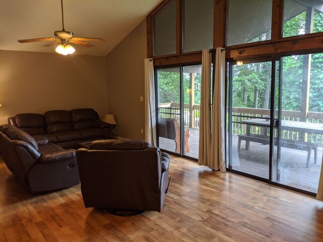 Building Photo - 1129 Wake Robin Dr