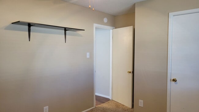 Building Photo - Leasing now! Cozy and comfortable 3/2/2 Brick Home Available for August