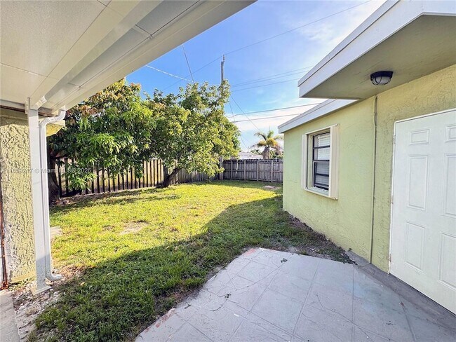 Building Photo - 1400 N 70th Way