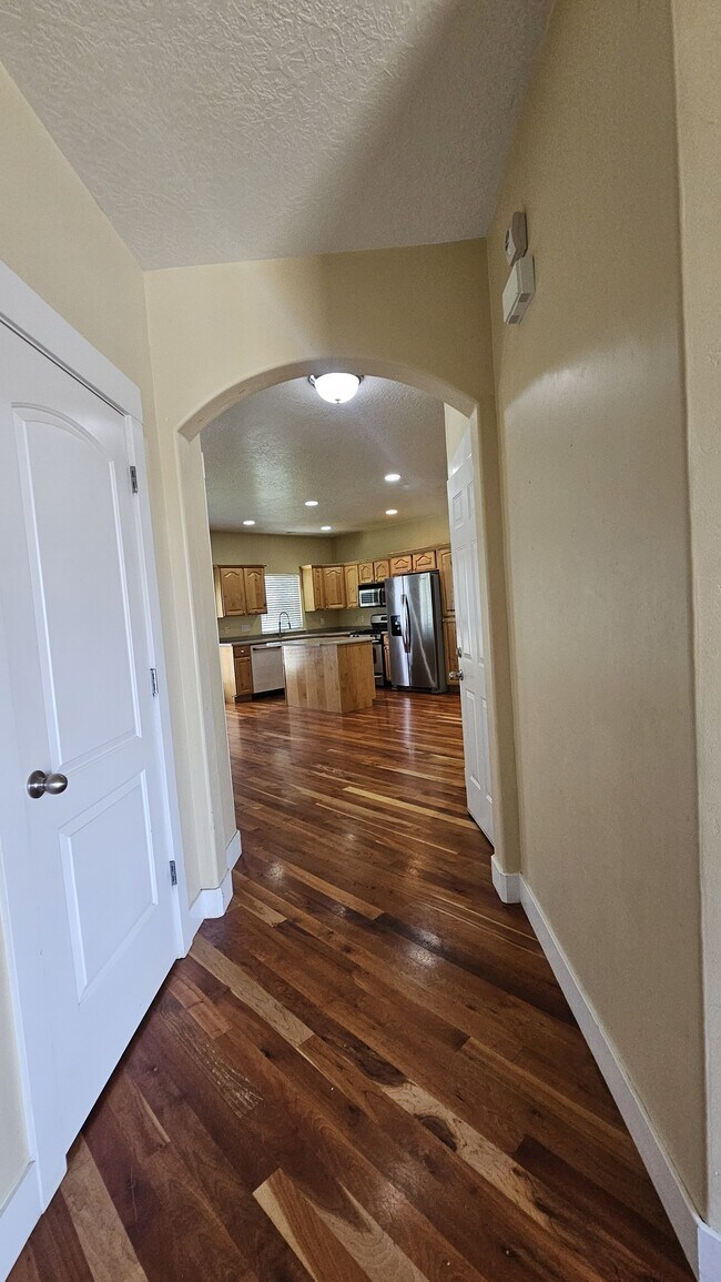 Building Photo - 2718 N Elm Dr