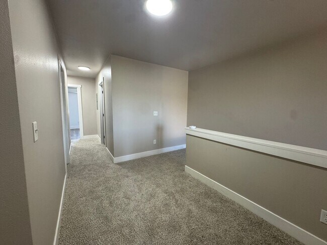Building Photo - Modern 3 bedroom townhouse