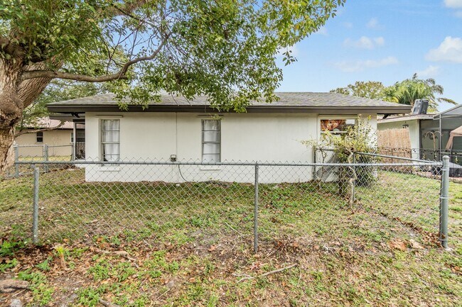 Building Photo - 1813 Chinaberry Dr