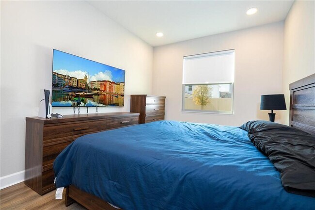 Building Photo - 5090 Shady Pnes Dr