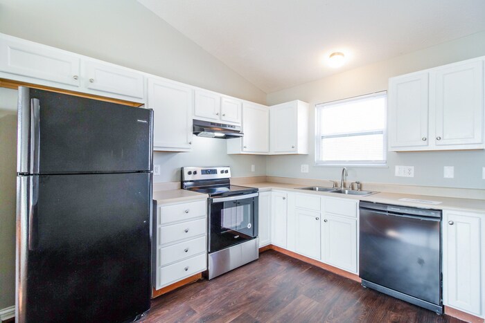 Building Photo - 1530 Singh St