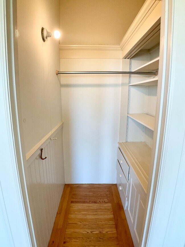 Building Photo - TOP FLOOR 4/2. In-Unit Laundry! Dishwasher...