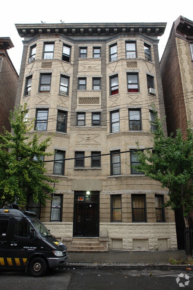 Primary Photo - 21 Lawrence St