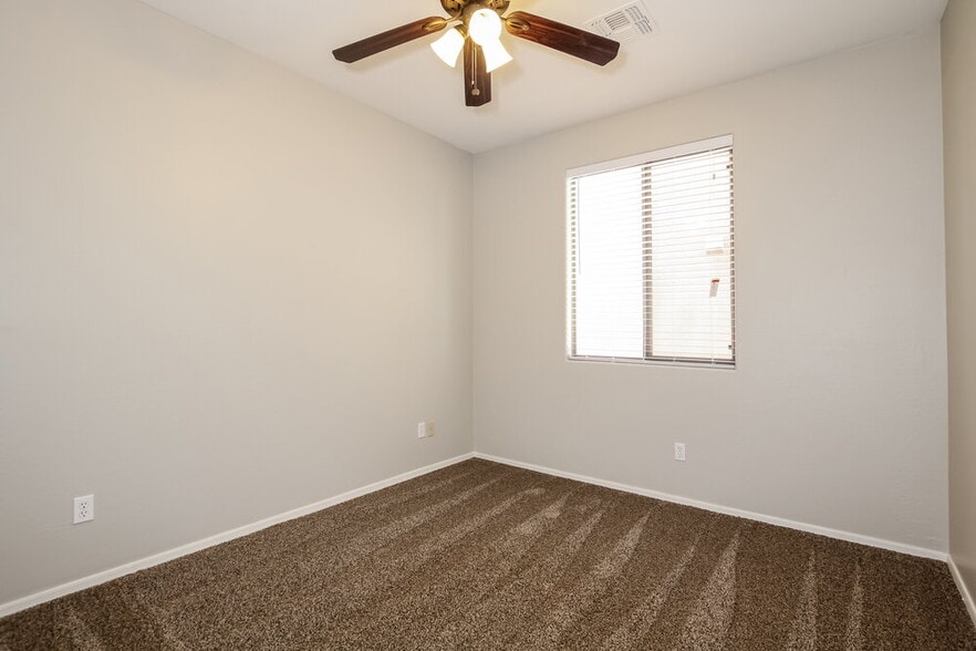 Building Photo - 15423 W Poinsettia Dr