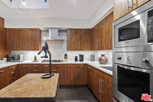 Building Photo - 1220 Cabrillo Ave