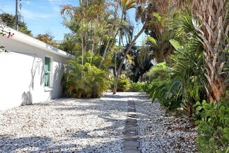 Building Photo - Remodeled 4BR Home Near Downtown Sarasota