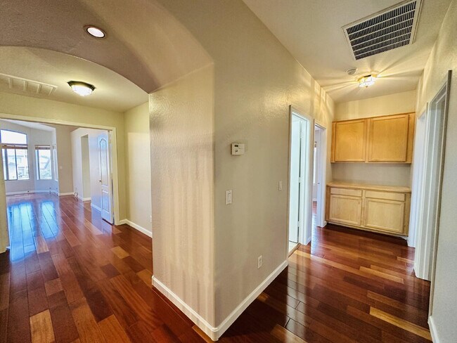 Building Photo - 672 W Raven Dr