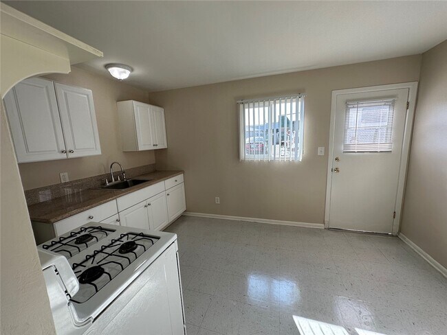 Building Photo - 936 W Foothill Blvd