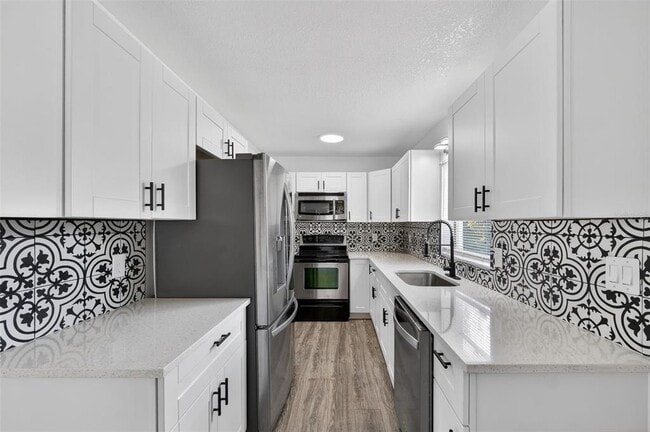 Building Photo - 3034 Touraine Ave