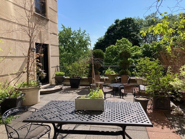 Private Terrace - 2000 N Lincoln Park W