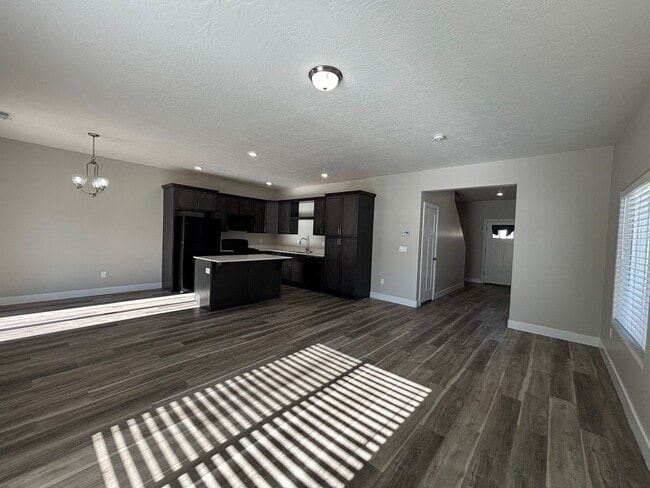 Building Photo - DARLING TWO BEDROOM TOWNHOME IN CEDAR CITY!