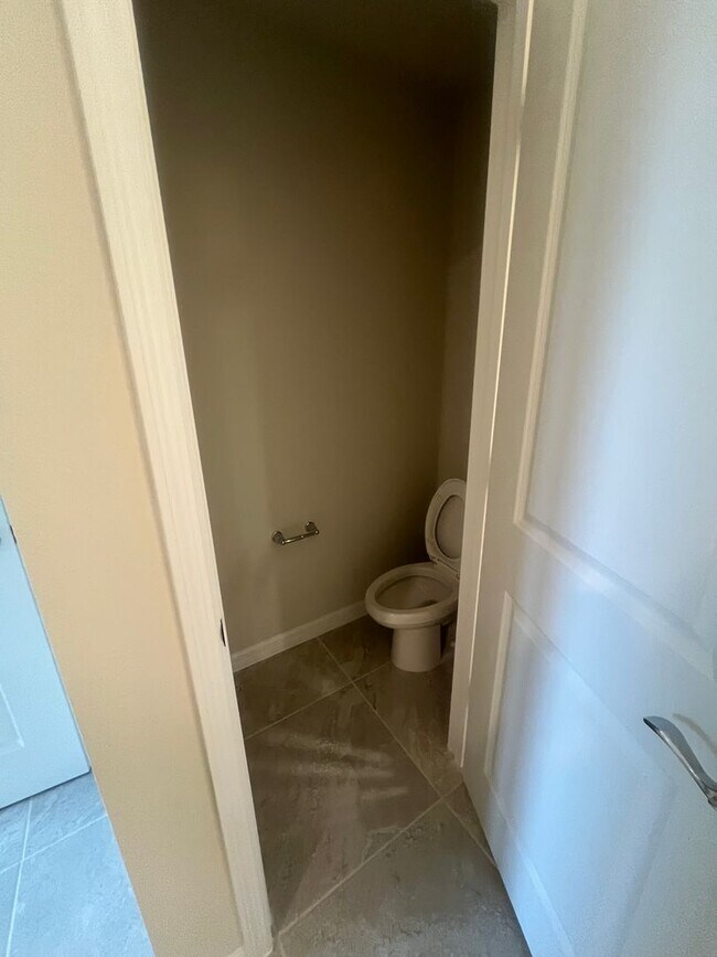 Building Photo - 3 bedroom 2.5 bathroom