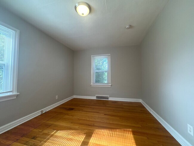 Building Photo - Updated 3 Bed 1 Bath w/Large Yard
