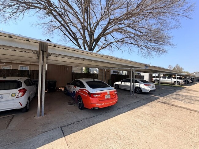 Building Photo - Townhouse Just Minutes to LSUS .....