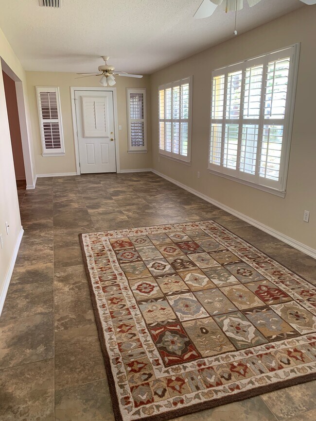 Building Photo - 9595 Villas Dr