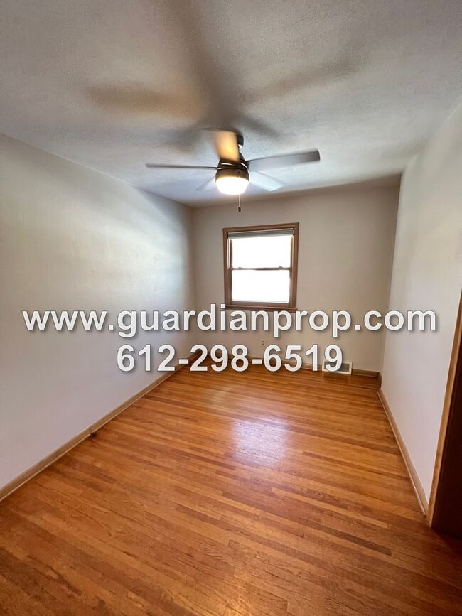 Building Photo - Updated Roseville House on Large Corner Lo...