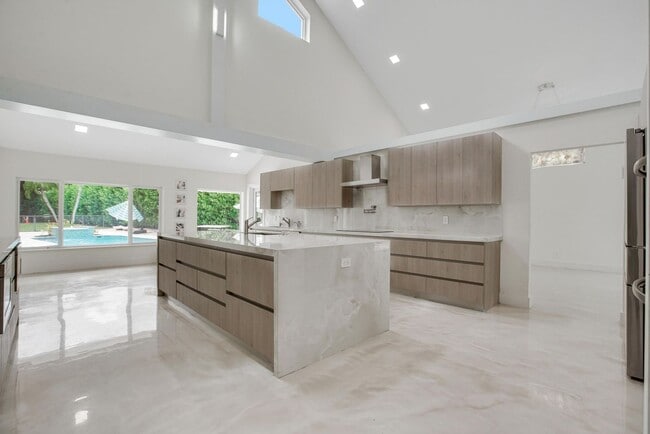 Building Photo - 7351 Valencia Dr