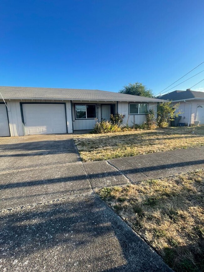 Building Photo - Newly Remodeled 2 Bedroom with Fenced yard!